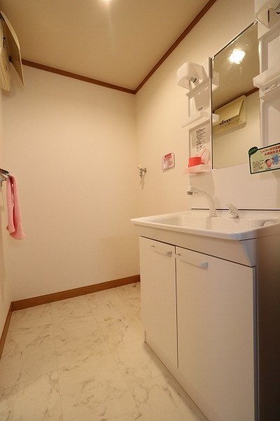 洗面設備　洗面台横に洗濯機設置可能。