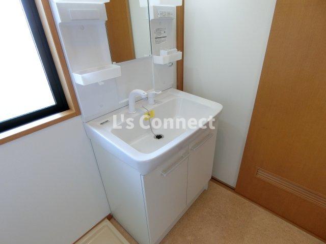 洗面設備　朝の支度もスムーズな独立洗面台。