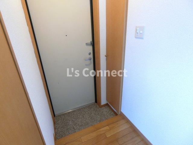 玄関　背の高い下駄箱で靴も収納できます。