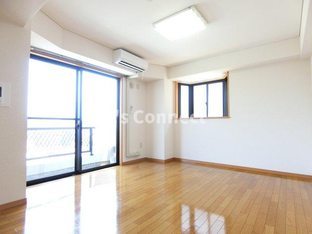 居室・リビング　角部屋で２面に窓があります。