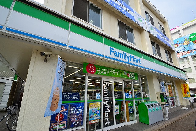 コンビニ　ファミリーマート広島曙二丁目店（コンビニ）まで49m