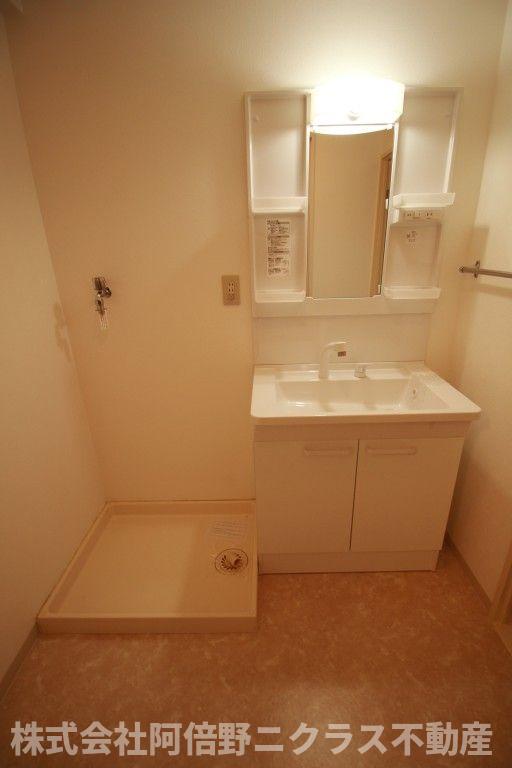 洗面設備　内装は別部屋の参考写真です。