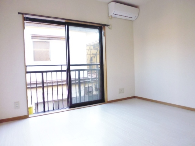 居室・リビング　洋室６．１帖・エアコン付き！