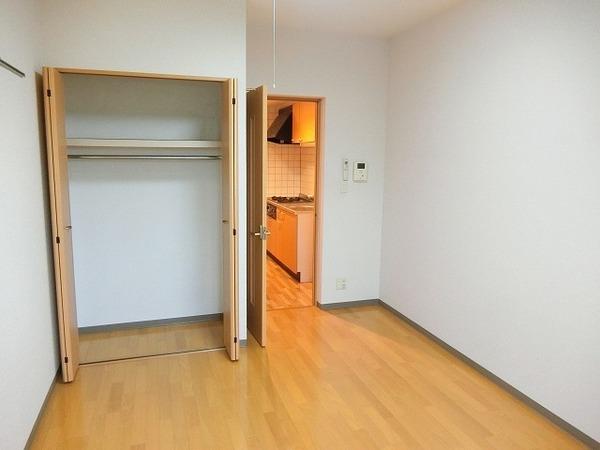 居室・リビング　広々とした洋室！