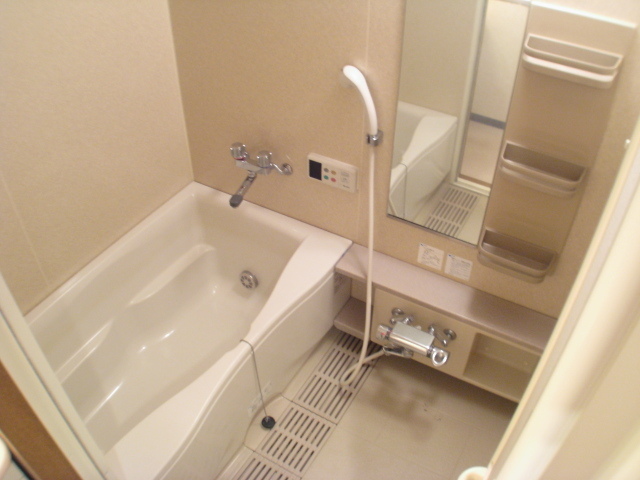 バス・シャワールーム　コンパクトで使いやすいお風呂です