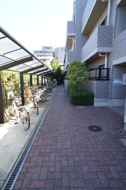 その他共有部分　駐輪場は屋根つきです。