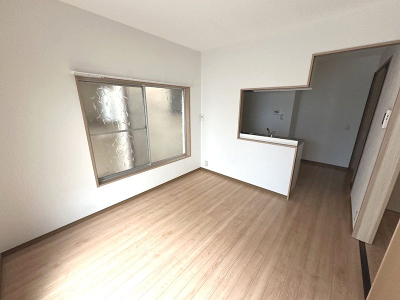 居室・リビング　大きな窓から明るい陽光射し込む室内