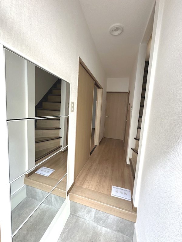 玄関　お出かけ前のチェックに便利な鏡付きの玄関収納