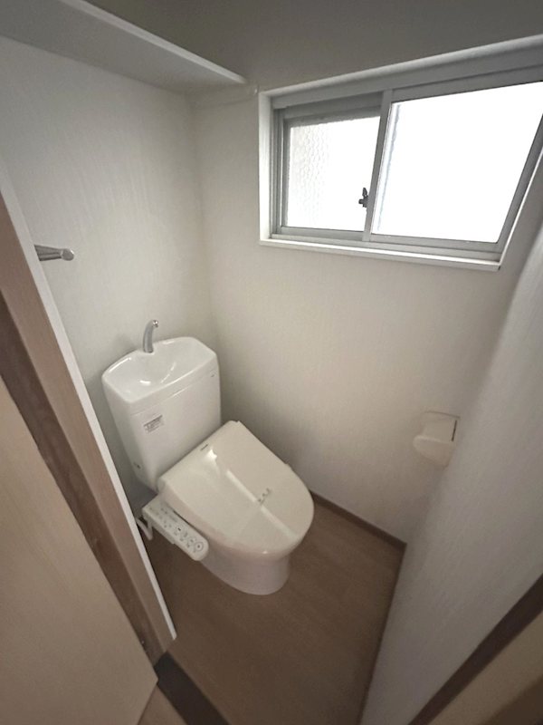 トイレ　各階に温水洗浄便座付きトイレ