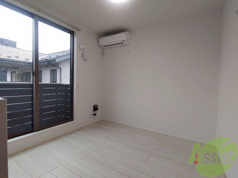 居室・リビング　広くきれいなリビングは明るい光も良く差します。