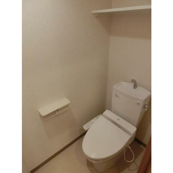 トイレ　※別号室の参考写真になります。