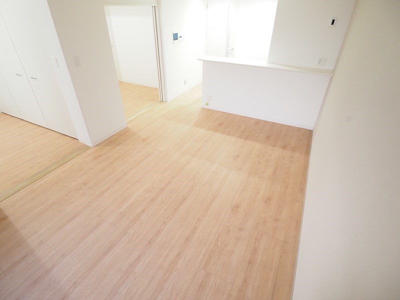 居室・リビング　窓が大きく光が差し込みます。暖かな日差しを感じれそうです。