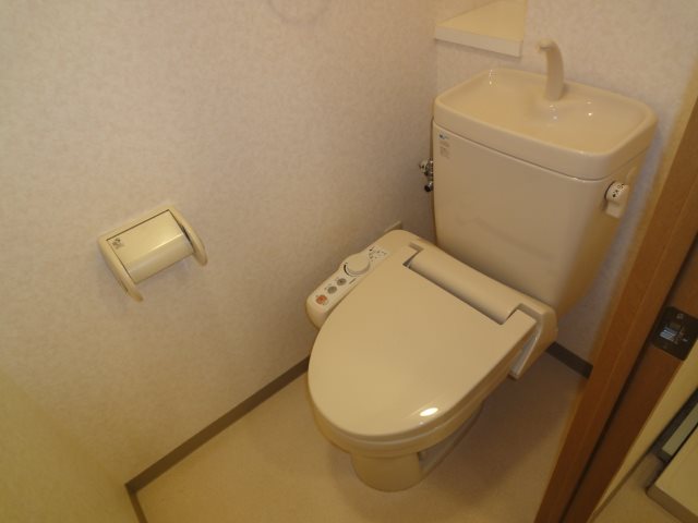トイレ　※同じ階の部屋の画像です