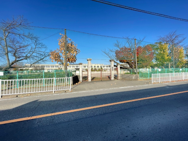 小学校　小牧市立北里小学校（小学校）まで819m