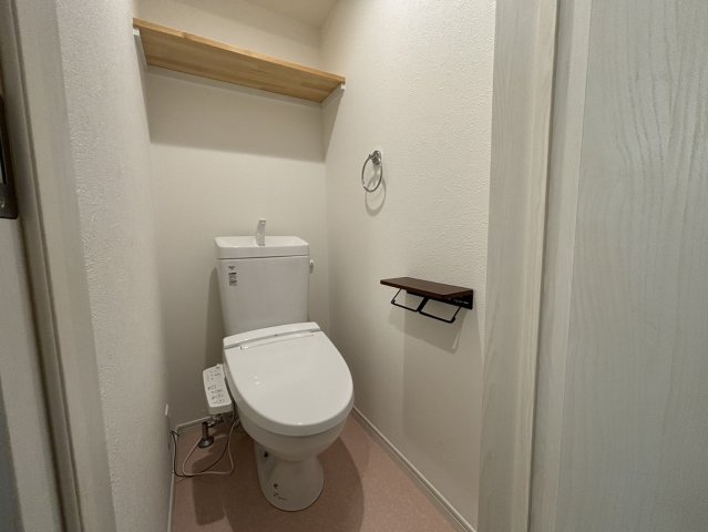 トイレ　ペーパーホルダーにスマホが置けます! ※室内画像は別号室のも