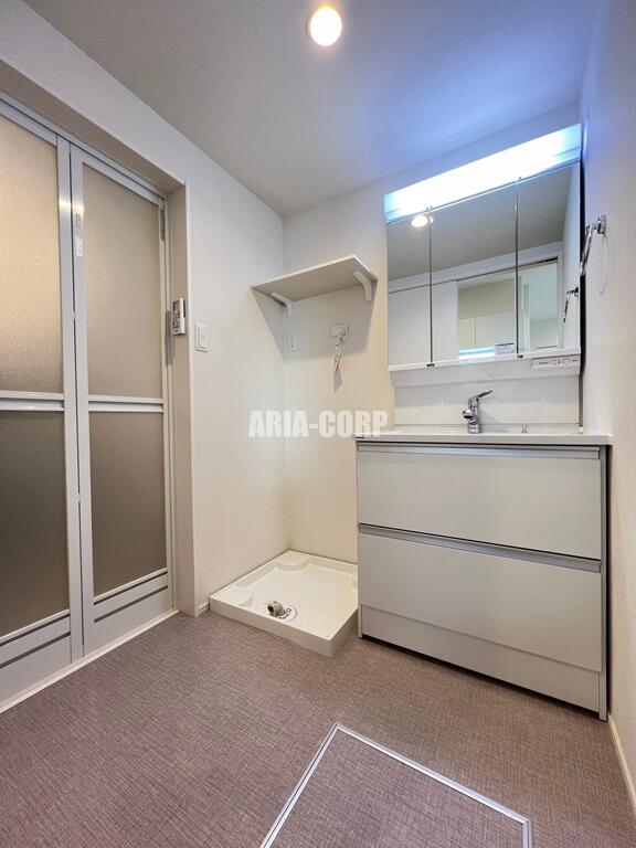 洗面設備　三面鏡式のシャンプードレッサー付きです！