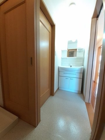 洗面設備　ゆったりとスペースのある洗面所