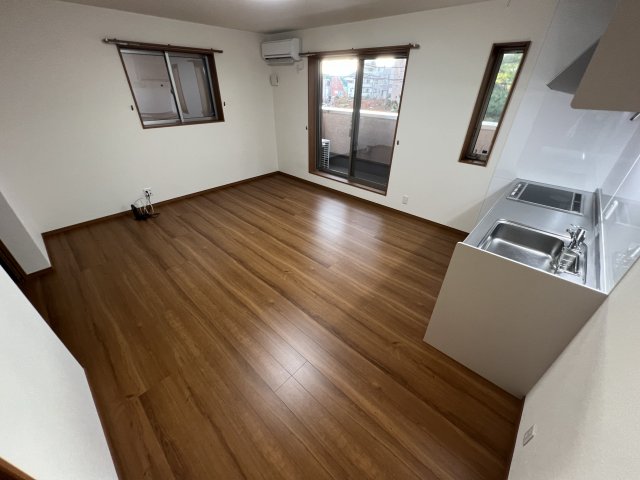 居室・リビング　エアコン付きの12.3帖のLDK☆