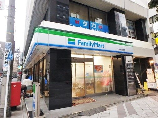 コンビニ　ファミリーマート 大伝馬町店（コンビニ）まで64m
