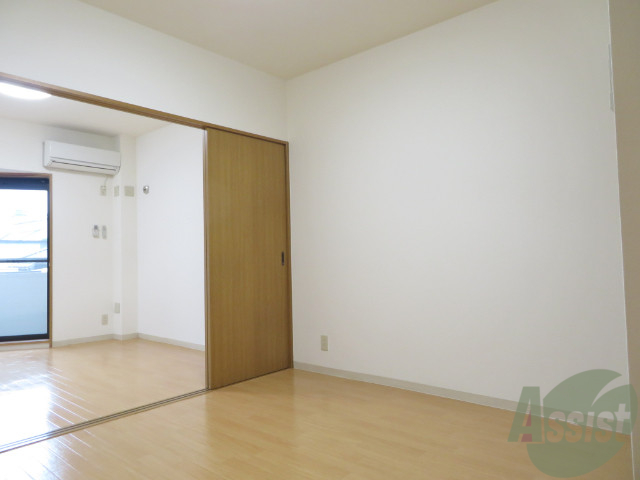 居室・リビング　ダイニングキッチンはこちら７帖のフローリングになりますね