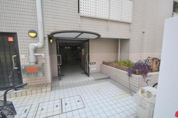 エントランス　エントランス周辺はいつもキレイに片付けられています。