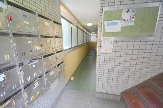 ロビー　ロビーにある各部屋毎のメールボックス。