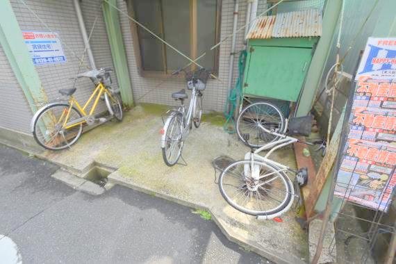 駐車場　あなたの大事な自転車も安心してとめることができますね。