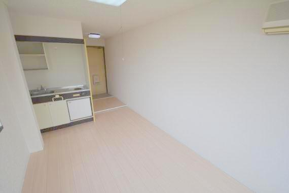 居室・リビング　白を基調とした内装でおしゃれで、落ち着ける空間です。