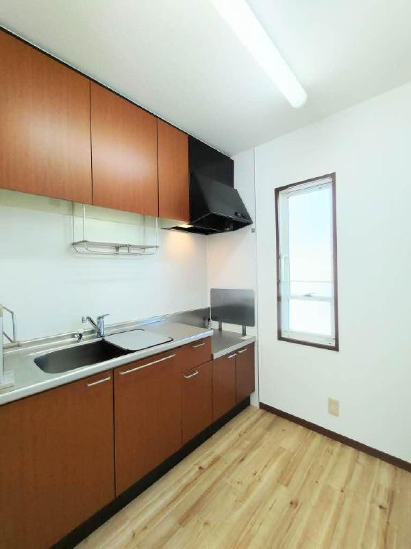 キッチン　窓付の明るいキッチン