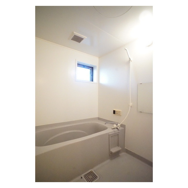 バス・シャワールーム　小窓は日中の換気に便利ですね