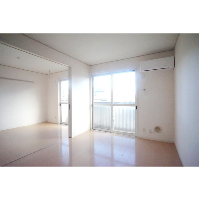 居室・リビング　高い天井の室内で随所に気遣いを感じます