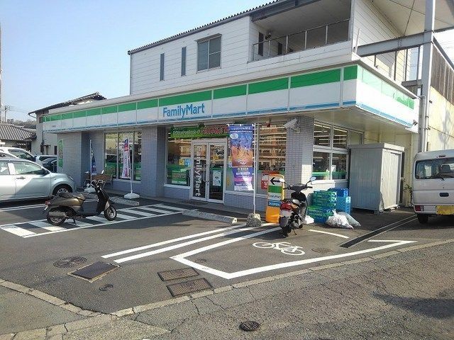 コンビニ　ファミリーマート（コンビニ）まで300m