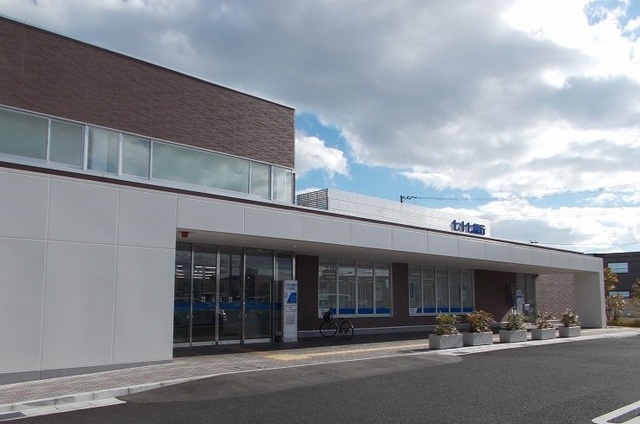 銀行　７７銀行六丁目支店（銀行）まで500m