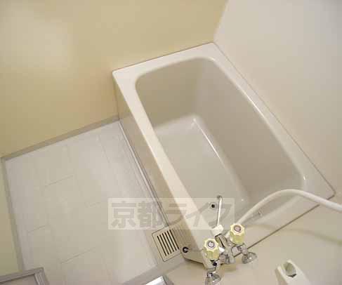 バス・シャワールーム　清潔感のあるお風呂です