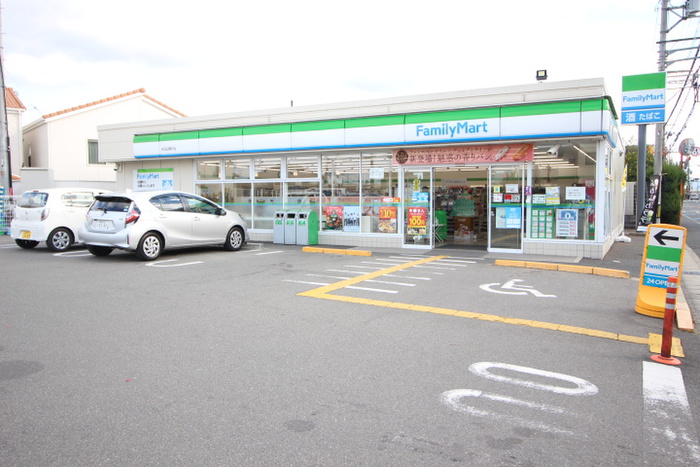 コンビニ　ファミリーマート（コンビニ）まで600m