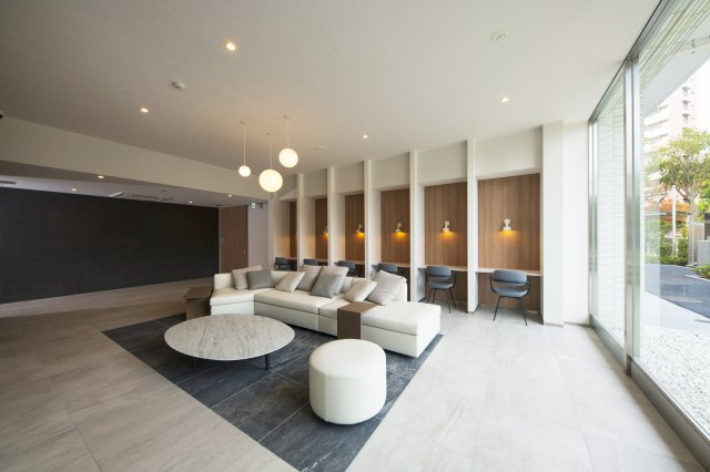 ロビー　１Ｆ部分は共用のワークスペースとして利用可能！（無料Ｗｉ Ｆ