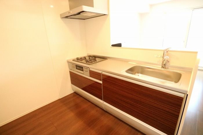 キッチン　3口コンログリル付きで料理もはかどります♪