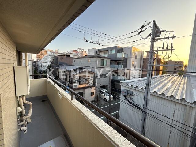 バルコニー　暖かな日差しのふりそそぐバルコニー