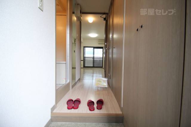 玄関　ほかのお部屋の写真になります。