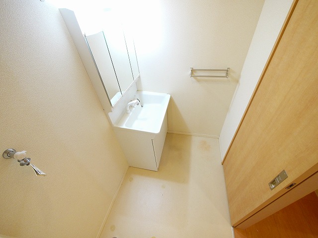 洗面設備　明るい洗面所です