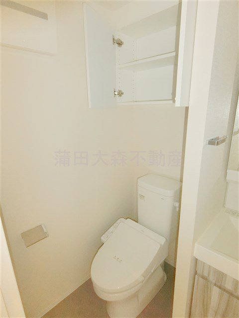 トイレ　上部棚収納に温水洗浄便座付トイレ
