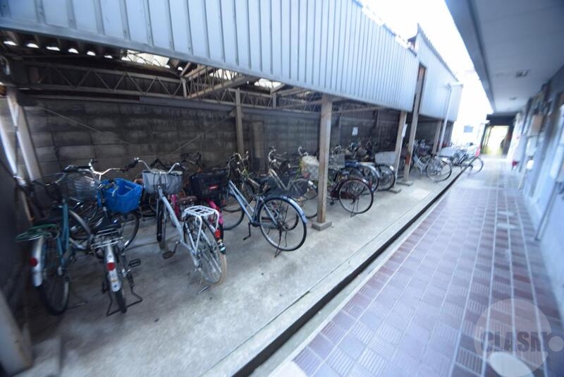 ロビー　屋根付き駐輪場