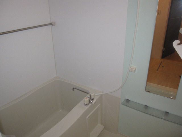 バス・シャワールーム　バス　ゆったり広めの浴槽です