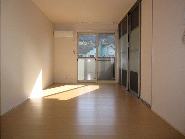 居室・リビング　ガス仕様のシステムキッチン完備