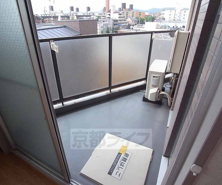 バルコニー　奇抜な形のバルコニーも広いので問題無し。