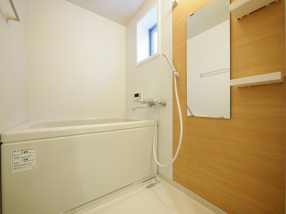 バス・シャワールーム　小窓付きで明るさと風通しがよいバスルーム