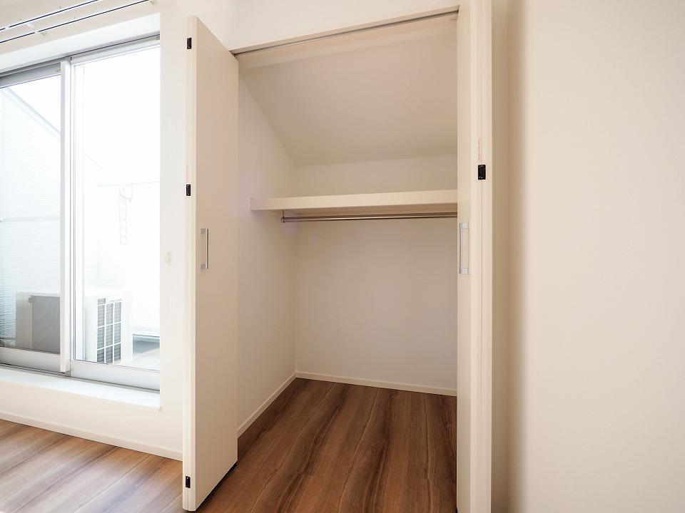 収納　ハンガーポール付きだと収納しやすいですね