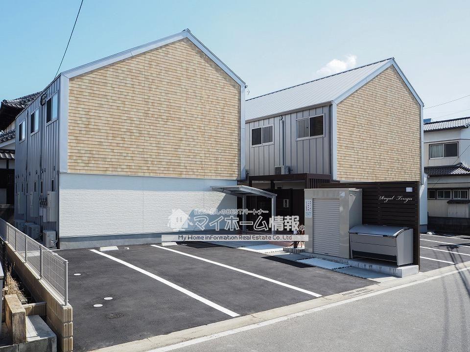 建物外観　北欧風のウッドシェイクが目を引く個性的なデザイン