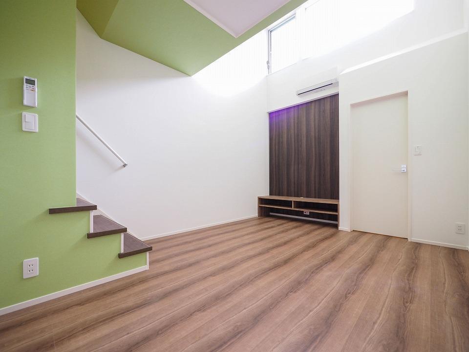 居室・リビング　高い位置にある窓が室内の明るさと風通しを良くします