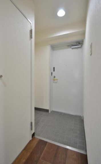 玄関　落ち着いて過ごせるお部屋なので、寝室にいかがでしょうか